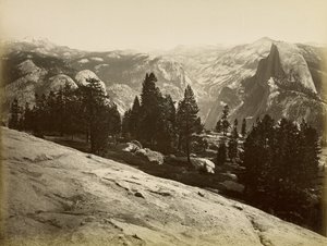 Kupolklipporna, sedda från Sentinel Dome, Yosemite av Carleton Watkins