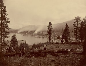 Vy över Gleenbrook Bay, Lake Tahoe, med sågverk, vågbrytare och ångare från Carson and Tahoe Lumber and Flume Co, samt ändhållplatsen Lake Tahoe, N.G.R.R. av Carleton Watkins