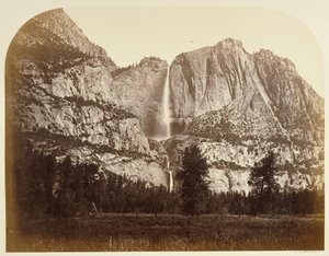 Yosemitefallen (framifrån), 2477 fot. av Carleton Watkins