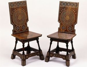 Ett par mahognystolar med infälld blomdekor i tenn och elfenben