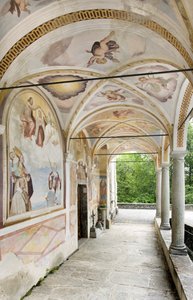 Utsikt över fresker och portik, kyrkan Santi Nazaro e Celso, Lanzo D