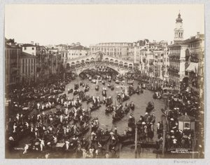 Gondolregatta på Canal Grande i Venedig vid Rialtobron