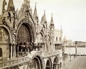 Hästarna i basilikan San Marco i Venedig - fotografi av C. Naya