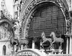 Hästarna i basilikan San Marco i Venedig - fotografi av C. Naya