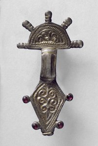 Strålande brosch, från Marchelepot, Somme, troligen karolingisk, ca 700-1000-talet (förgylld kopparlegering)