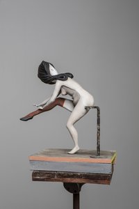 Degas Doll 5, 2017 (målad harts, stål, trä)