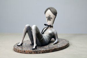Dirty Love Pillow, 2014 (tyg, lera, färg på granit)