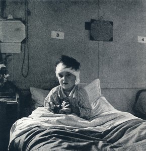 Ett litet barn som lätt drar andan, och känner sitt liv i varje lem, vad ska det veta av Cecil Beaton