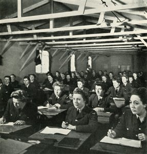 En undersökning kommer att följa, c1943. av Cecil Beaton