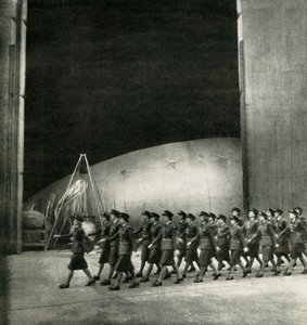På ett ballongcenter, c1943. av Cecil Beaton