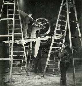 Flight Mechanics, även en W.A.A.F. Handel, c1943. av Cecil Beaton