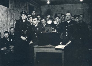 För Tyskland i kväll, 1941 av Cecil Beaton