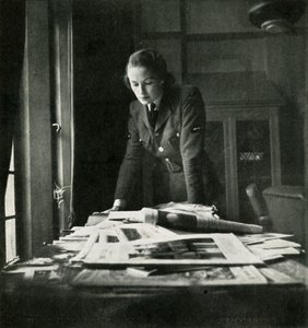 I läsesalen, c1943. av Cecil Beaton