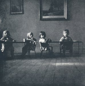 Interiör med sittande figurer, 1941 av Cecil Beaton