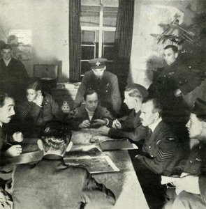 Förhör med flygbesättningar, W.A.A.F. Hjälp i detta arbete, c1943. av Cecil Beaton