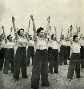 Fysisk träning vid en rekrytdepå, c1943. av Cecil Beaton