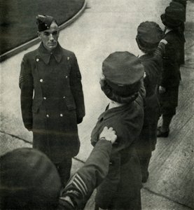 R.A.F. Sergeant Drills Airwomen, c1943. av Cecil Beaton
