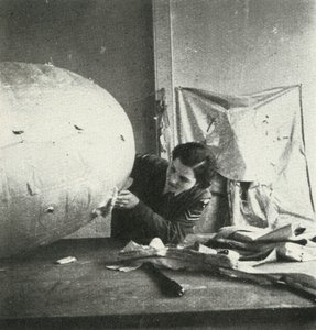 Reparera barrageballonger, c1943. av Cecil Beaton