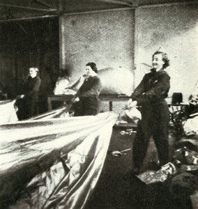 Reparera barrageballonger, c1943. av Cecil Beaton