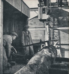 Sågning av timmer, 1941 av Cecil Beaton