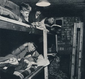 Skolpojkhem, 1941 av Cecil Beaton