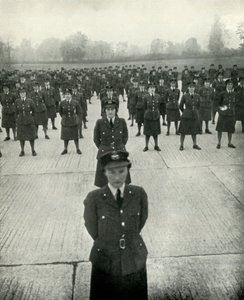 W.A.A.F. Officerare vid deras skola för undervisning, c1943. av Cecil Beaton