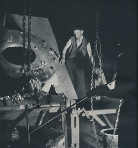 Arbetare i en flygplansfabrik beredning av legering, 1941 av Cecil Beaton