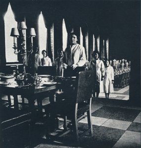 Wren vinförvaltare i bankettsalen på den stora gärdsmygen, 1941 av Cecil Beaton