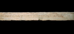 Celtic Art: "" hyllning till gudarna""" Graveed inskription i det keltiska alfabetet (Ogham). från regionen Come, Italien. Slutet 6: e början 5: e århundradet f.Kr. Dämpa. 365x19x33 cm Como, Museo Civico Archeologico Paolo Giovio av Celtic