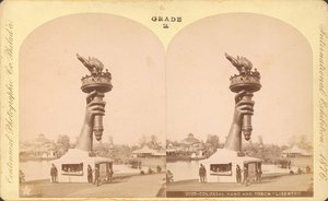 Kolossal hand och fackla, Liberty, Centennial Exhibition, Philadelphia av Centennial Photographic Co.