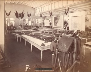 Interiör av den spanska regeringsbyggnaden, i den spanska delen av Centennial Exposition av Centennial Photographic Co.