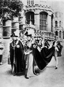 Kung George V och drottning Mary i dräkterna av riddare av strumpebandet, Windsor, 1937. av Central Press