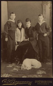 Kejsarinnan Maria Fyodorovna med barn, Nicholas Alexandrovich, George Alexandrovich och Xenia Alexandrovna, av Bergamasco, Charles (Karl) (1830-1896). Albumin Photo, ca. 1883. Ryska statens film- och fotoarkiv, Krasnogorsk av Charles Bergamasco