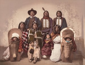 Utehövdingen Severo med familj,ca. 1885, publicerad 1900 (foto) av Charles A. Nast