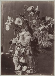 Blomstudie med ornamenterad vas