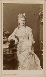 Porträtt av operasångerskan Caroline Salla Caroline Louise de Septavaux , ca. 1880. av Charles Bergamasco
