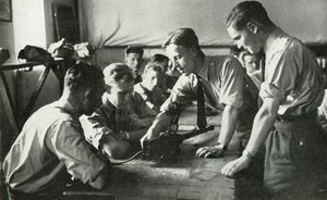 RAF-personal lär sig om vapen, 1941.