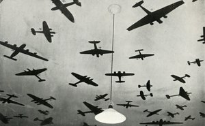 Silhuetter av militärflygplan...på en RAF-utbildningsskola under andra världskriget, 1941.