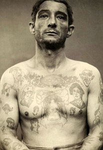 Porträtt av en tatuerad man