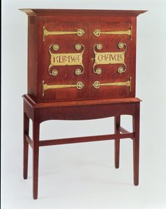 Kelmscott Chaucer-skåpet, designat av C.F.A.Voysey (1857-1941) och tillverkat av F.Coote, 1899 (ek med mässingsbeslag)