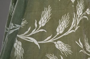 Bertha Palmers aftonrock, ca 1902 (detaljvy av tyg). Sidensatäng med skuren sammet i vetemönster, metalltrådspets, silkesmetallic tofsar. Värt, Paris. av Charles Frederick Worth