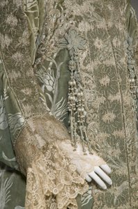 Bertha Palmers aftonrock, ca 1902 (detaljvy av ärmen). Sidensatäng med skuren sammet i vetemönster, metalltrådspets, silkesmetallic tofsar. Värt, Paris. av Charles Frederick Worth