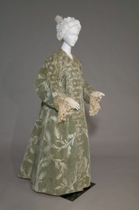 Bertha Palmers aftonrock, ca 1902 (snett framifrån). Sidensatäng med skuren sammet i vetemönster, metalltrådspets, silkesmetallic tofsar. Värt, Paris.