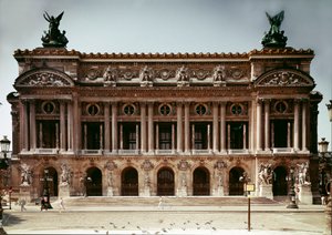 Utsikt över fasaden på operaen realiserad av Charles Garnier (1825-1898) 1875 i Paris