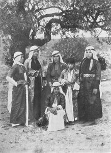 Grupp av Druse Damer, c1913 av Charles J. S. Makin