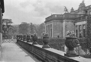 Ristade stenvaser, East Terrace (s/v foto) av Charles Latham
