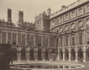 Hampton Court Palace, the Fountain Court  av Charles Latham