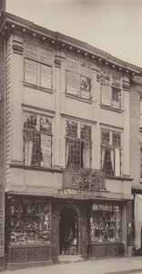 House in High Street, Guildford  av Charles Latham