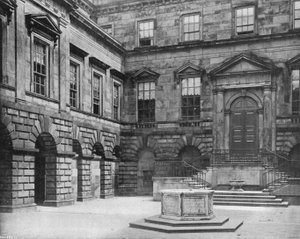 The East Side of the Quadrangle (s/v foto) av Charles Latham