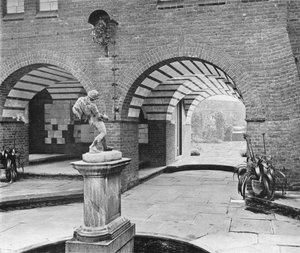 The Fountain Court (s/v foto) av Charles Latham
